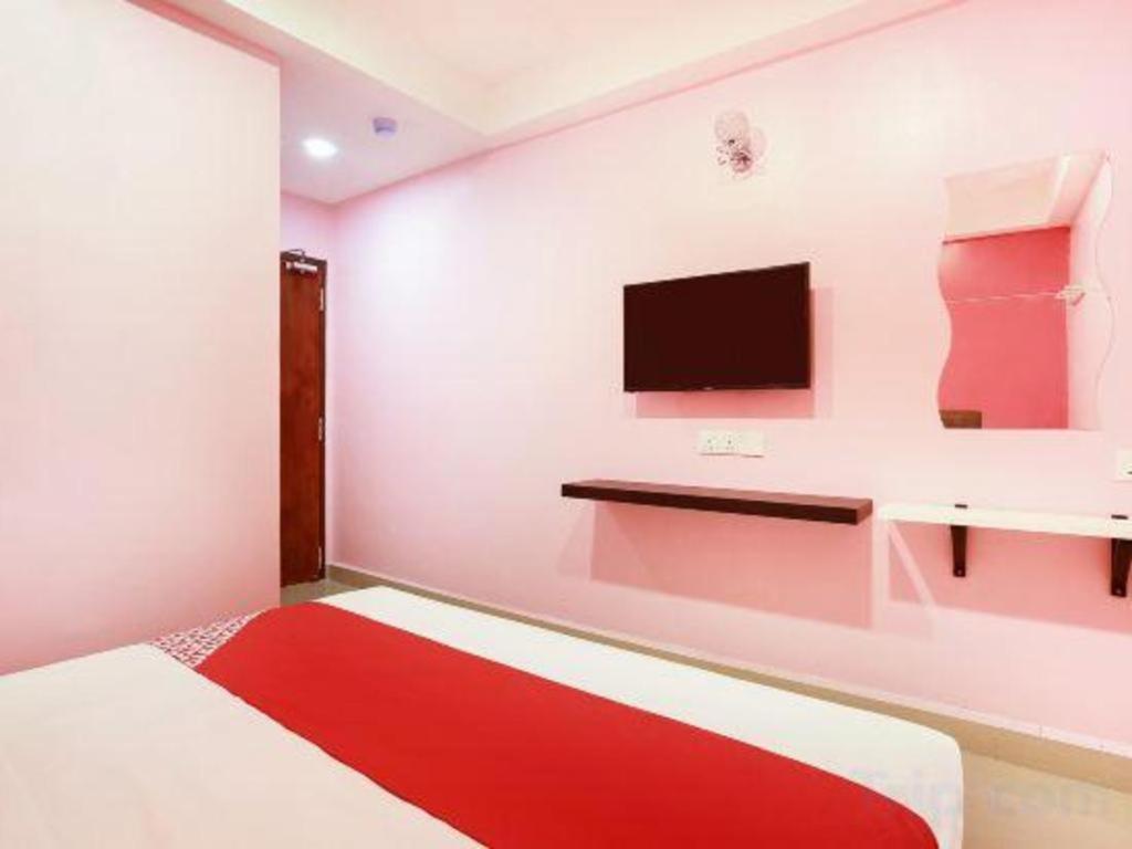 Oyo 89387 Sun Keerana Hotel Кланг Екстериор снимка
