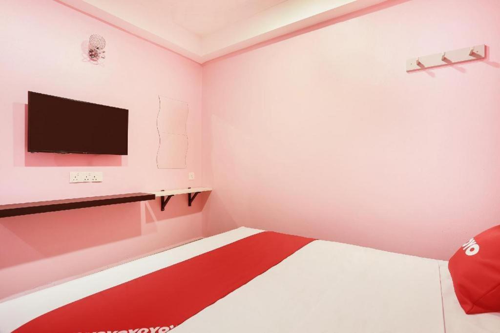Oyo 89387 Sun Keerana Hotel Кланг Екстериор снимка
