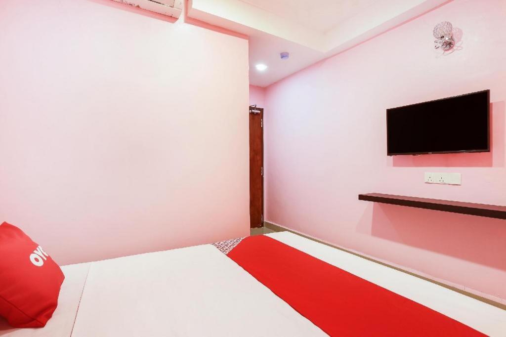 Oyo 89387 Sun Keerana Hotel Кланг Екстериор снимка