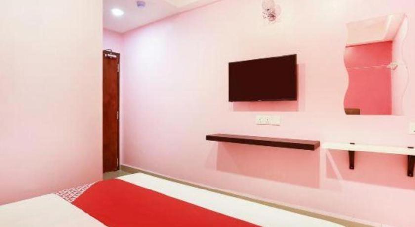 Oyo 89387 Sun Keerana Hotel Кланг Екстериор снимка