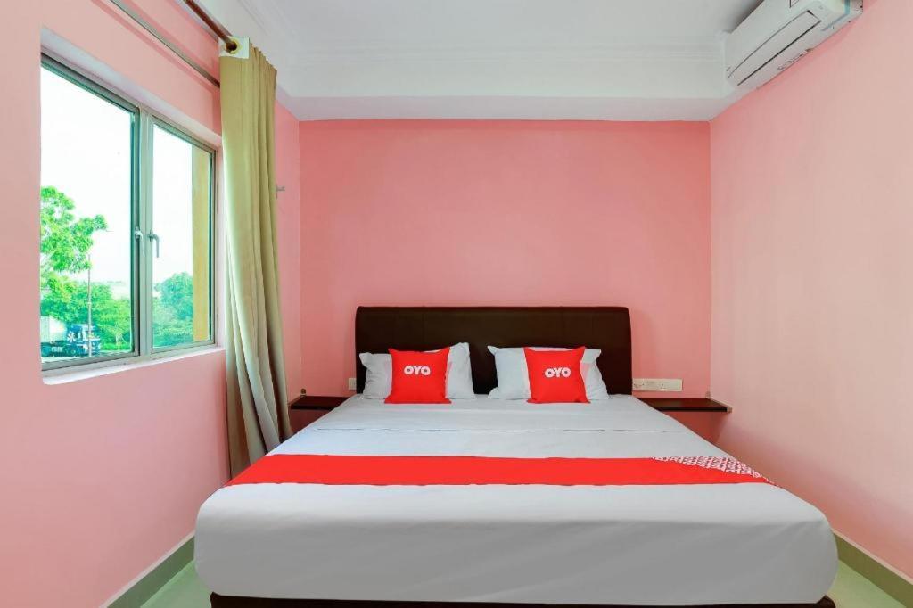 Oyo 89387 Sun Keerana Hotel Кланг Екстериор снимка
